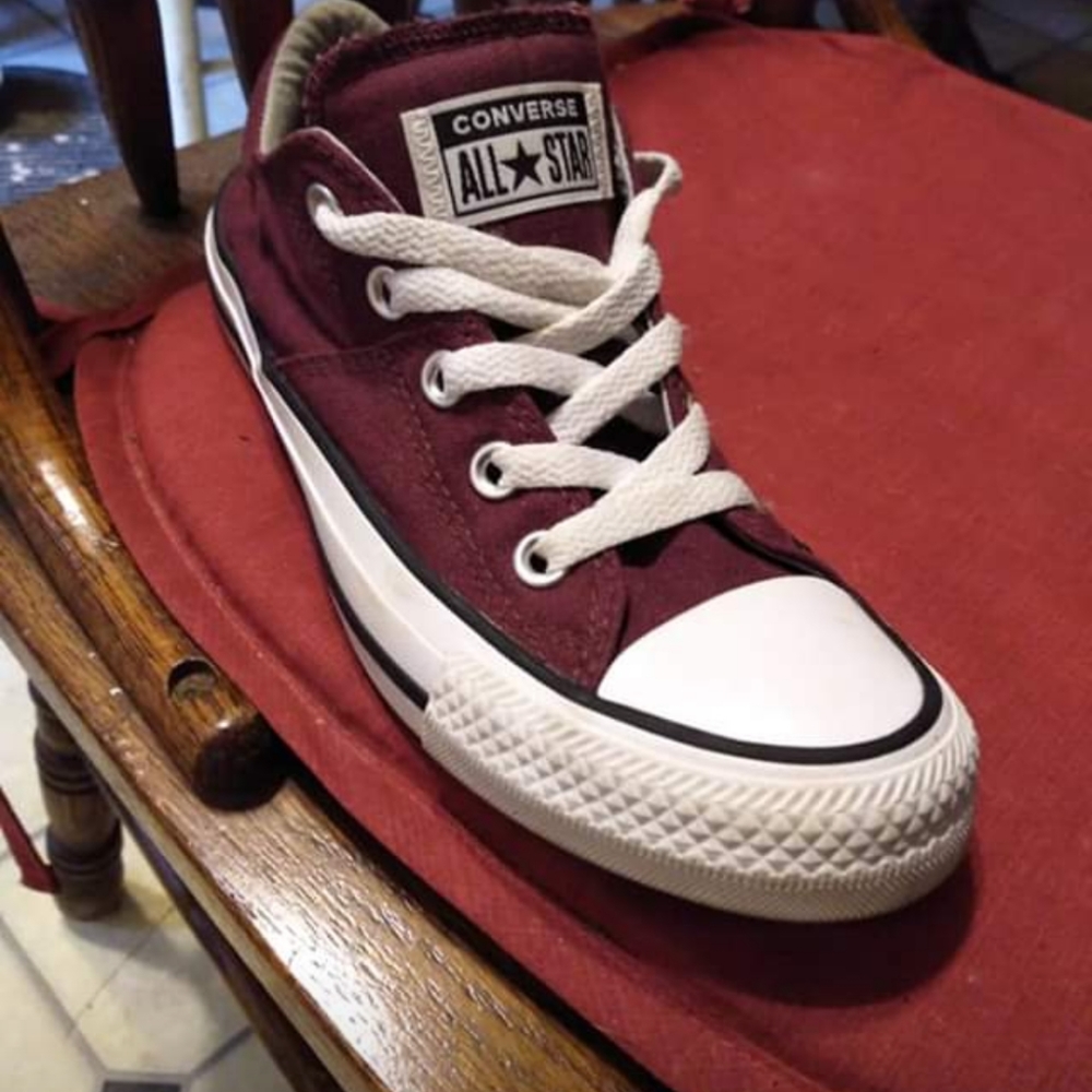Women's New burgundy lowtop converse 7 1/2